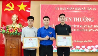Khen thưởng hai nam sinh dũng cảm cứu nữ sinh nhảy cầu