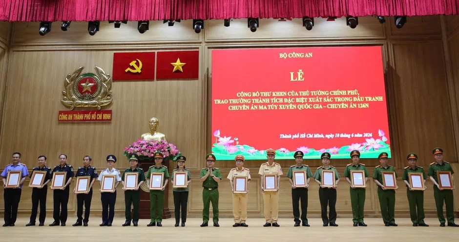 Khen thưởng lực lượng triệt phá đường dây ma túy xuyên quốc gia, bắt 403 người Khen thưởng lực lượng triệt phá đường dây ma túy xuyên quốc gia, bắt 403 người