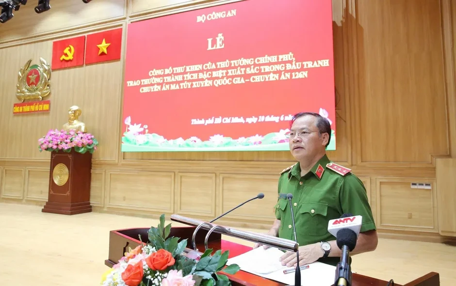Khen thưởng lực lượng triệt phá đường dây ma túy xuyên quốc gia, bắt 403 người Khen thưởng lực lượng triệt phá đường dây ma túy xuyên quốc gia, bắt 403 người
