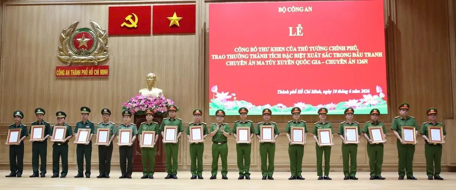 Khen thưởng lực lượng triệt phá đường dây ma túy xuyên quốc gia, bắt 403 người Khen thưởng lực lượng triệt phá đường dây ma túy xuyên quốc gia, bắt 403 người