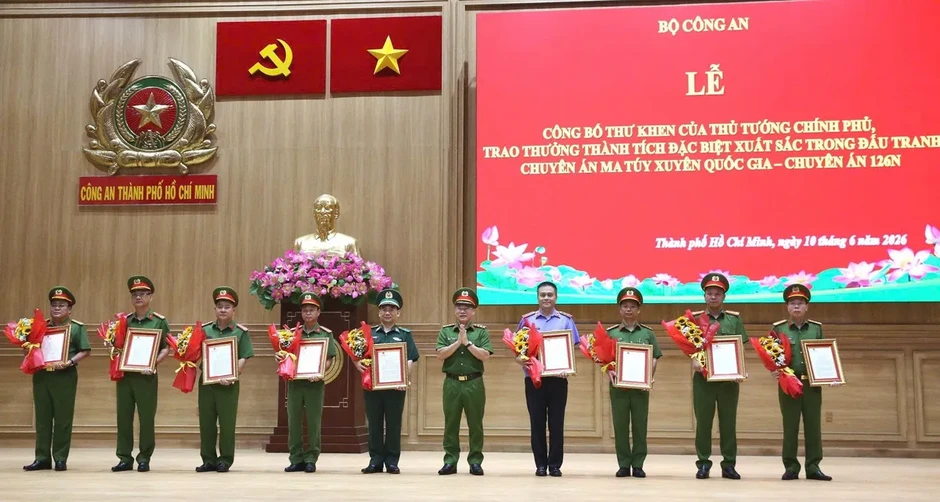 Khen thưởng lực lượng triệt phá đường dây ma túy xuyên quốc gia, bắt 403 người Khen thưởng lực lượng triệt phá đường dây ma túy xuyên quốc gia, bắt 403 người