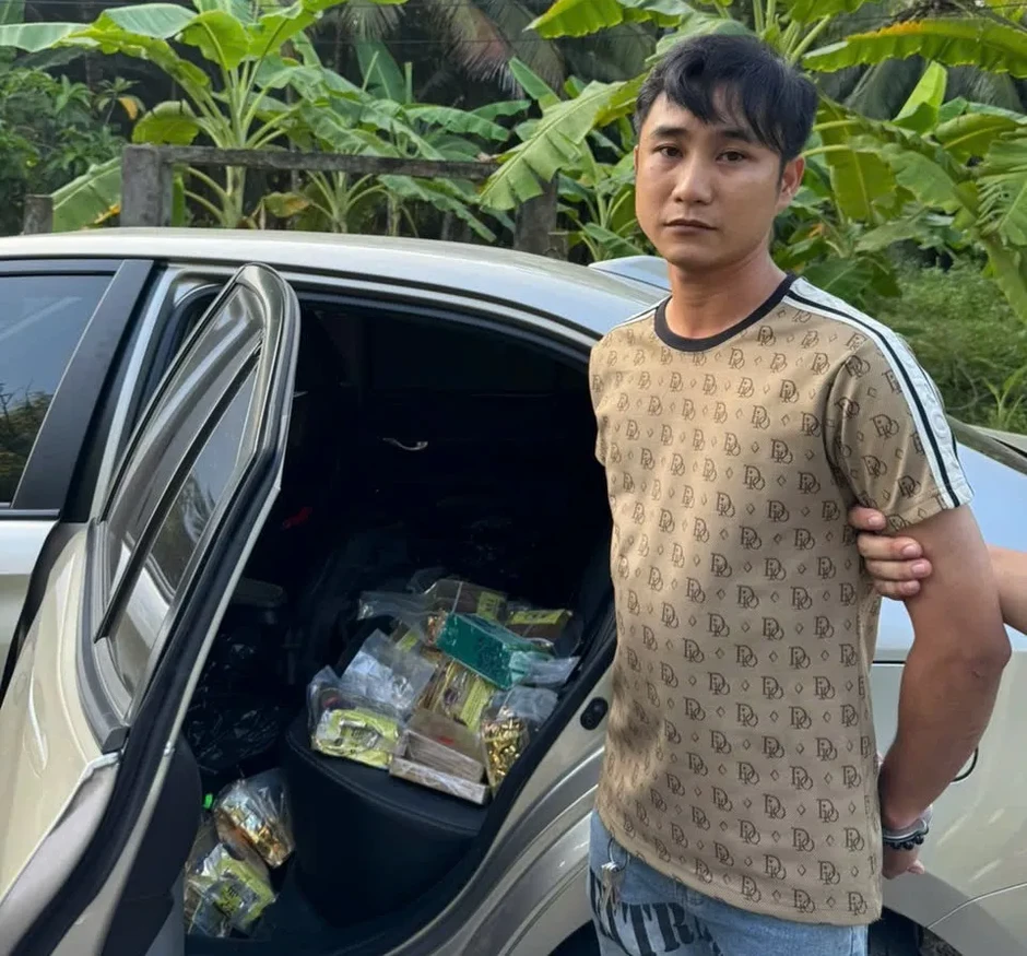Khen thưởng lực lượng triệt phá đường dây ma túy xuyên quốc gia, bắt 403 người Khen thưởng lực lượng triệt phá đường dây ma túy xuyên quốc gia, bắt 403 người
