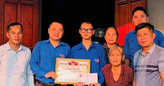 Khen thưởng nam sinh lớp 10 dũng cảm bơi ra biển cứu người