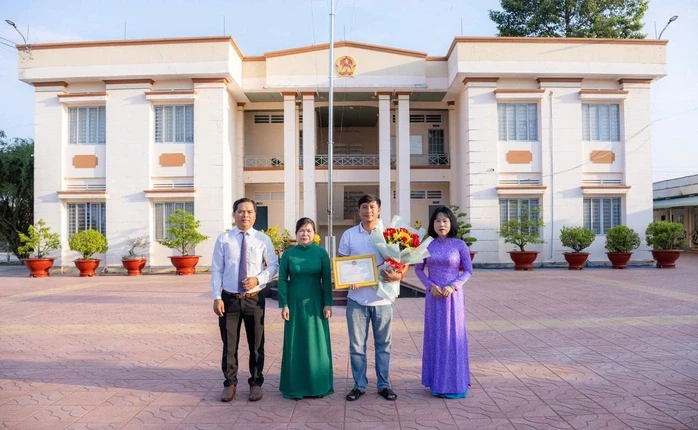 Khen thưởng nam thanh niên dũng cảm cứu sống bé trai ở Tây Ninh Khen thưởng nam thanh niên dũng cảm cứu sống bé trai ở Tây Ninh