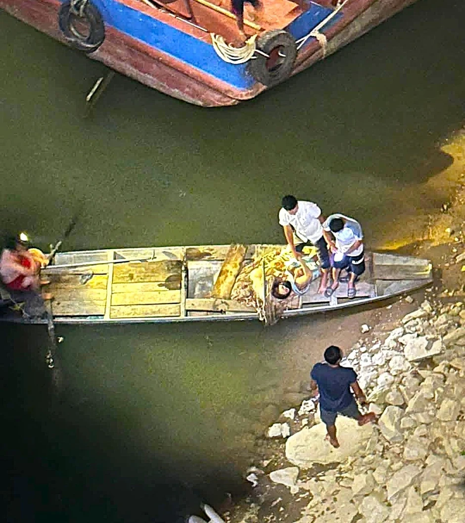 Khen thưởng người đàn ông ở Nghệ An dũng cảm cứu hai mẹ con nhảy cầu trong đêm Khen thưởng người đàn ông ở Nghệ An dũng cảm cứu hai mẹ con nhảy cầu trong đêm