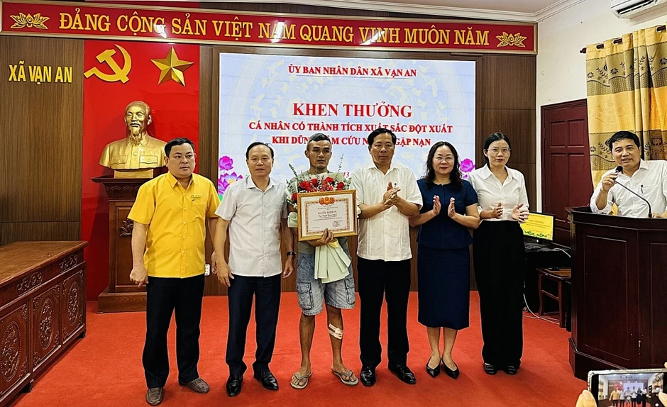 Khen thưởng người đàn ông ở Nghệ An dũng cảm cứu hai mẹ con nhảy cầu trong đêm Khen thưởng người đàn ông ở Nghệ An dũng cảm cứu hai mẹ con nhảy cầu trong đêm