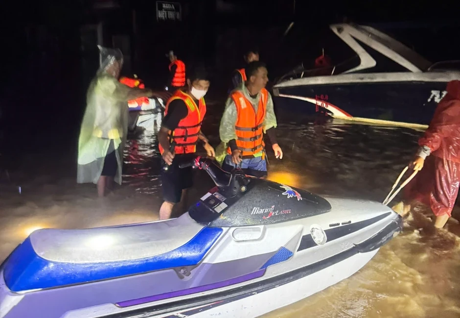 Khen thưởng nhóm 'chiến binh jetski' cứu hàng trăm người trong lũ dữ Khen thưởng nhóm 'chiến binh jetski' cứu hàng trăm người trong lũ dữ