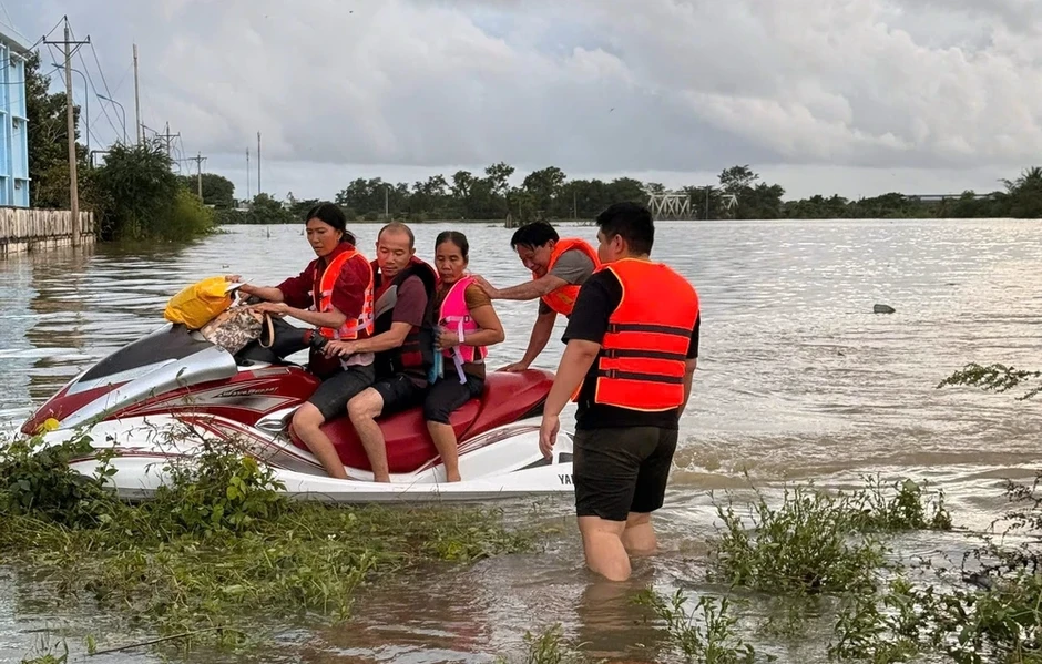 Khen thưởng nhóm 'chiến binh jetski' cứu hàng trăm người trong lũ dữ Khen thưởng nhóm 'chiến binh jetski' cứu hàng trăm người trong lũ dữ