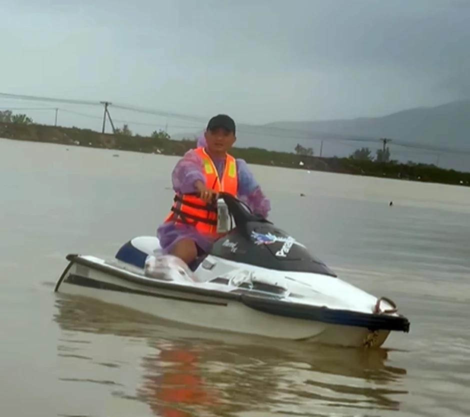 Khen thưởng nhóm 'chiến binh jetski' cứu hàng trăm người trong lũ dữ Khen thưởng nhóm 'chiến binh jetski' cứu hàng trăm người trong lũ dữ