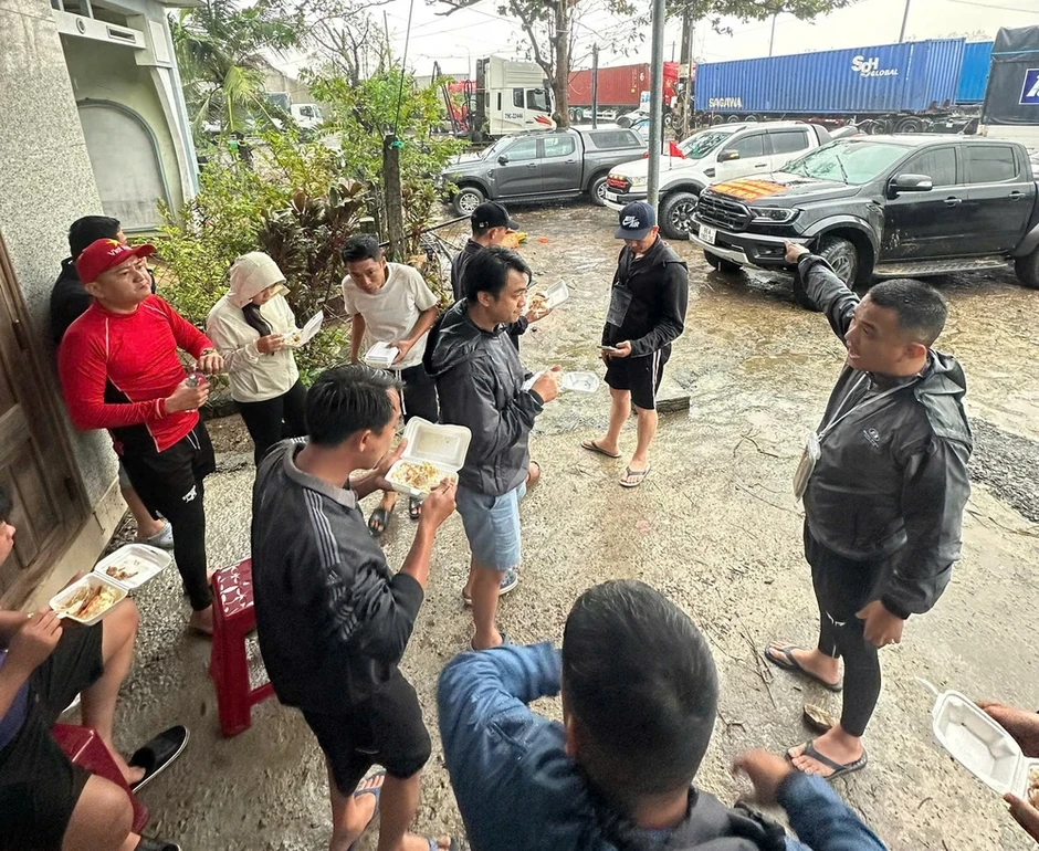 Khen thưởng nhóm 'chiến binh jetski' cứu hàng trăm người trong lũ dữ Khen thưởng nhóm 'chiến binh jetski' cứu hàng trăm người trong lũ dữ