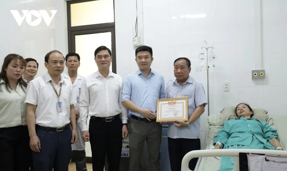 Khen thưởng nữ công nhân dũng cảm cứu người trong thiên tai Khen thưởng nữ công nhân dũng cảm cứu người trong thiên tai