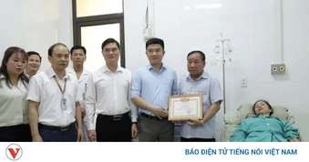 Khen thưởng nữ công nhân dũng cảm cứu người trong thiên tai