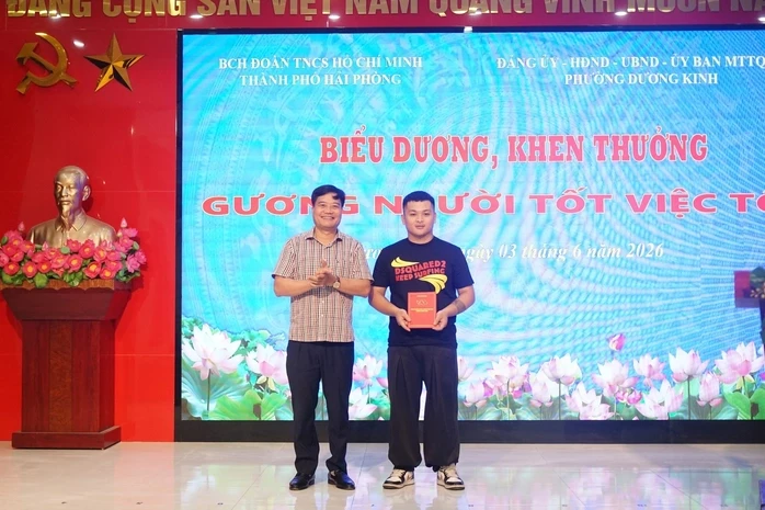 Khen thưởng thanh niên dũng cảm khống chế đối tượng dùng dao tấn công phụ nữ Khen thưởng thanh niên dũng cảm khống chế đối tượng dùng dao tấn công phụ nữ