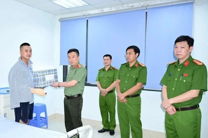 Khen thưởng thanh niên dũng cảm khống chế đối tượng dùng dao tấn công phụ nữ Khen thưởng thanh niên dũng cảm khống chế đối tượng dùng dao tấn công phụ nữ