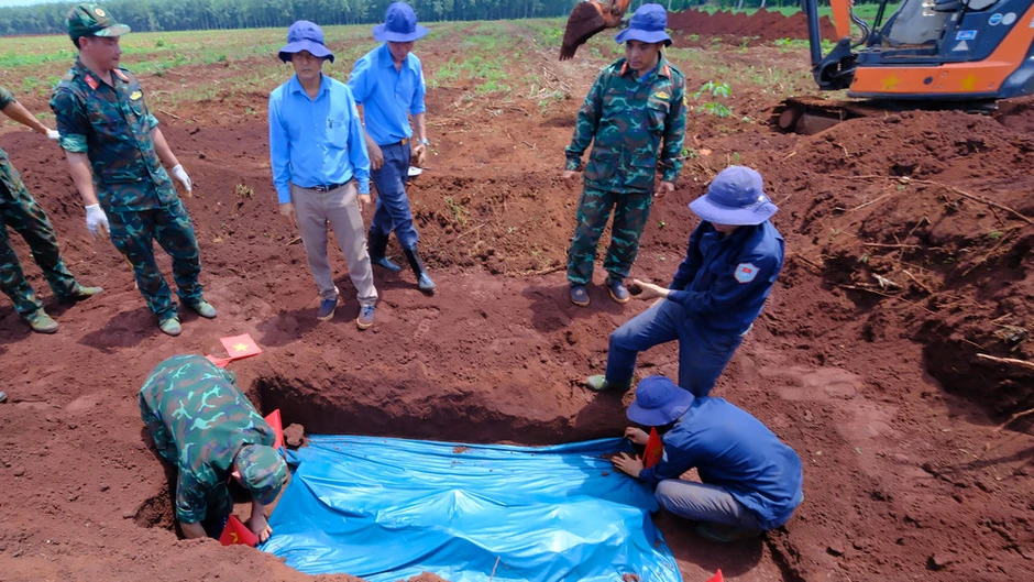 Khen thưởng tinh thần vượt khó trong công tác tìm kiếm hài cốt liệt sĩ của Đội K72 Khen thưởng tinh thần vượt khó trong công tác tìm kiếm hài cốt liệt sĩ của Đội K72