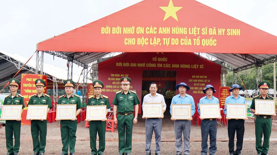 Khen thưởng tinh thần vượt khó trong công tác tìm kiếm hài cốt liệt sĩ của Đội K72 Khen thưởng tinh thần vượt khó trong công tác tìm kiếm hài cốt liệt sĩ của Đội K72