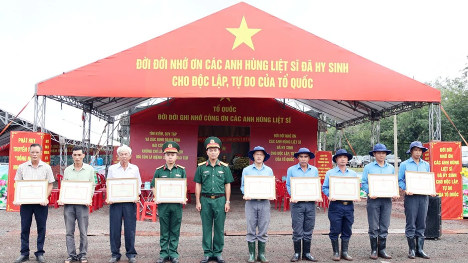 Khen thưởng tinh thần vượt khó trong công tác tìm kiếm hài cốt liệt sĩ của Đội K72 Khen thưởng tinh thần vượt khó trong công tác tìm kiếm hài cốt liệt sĩ của Đội K72