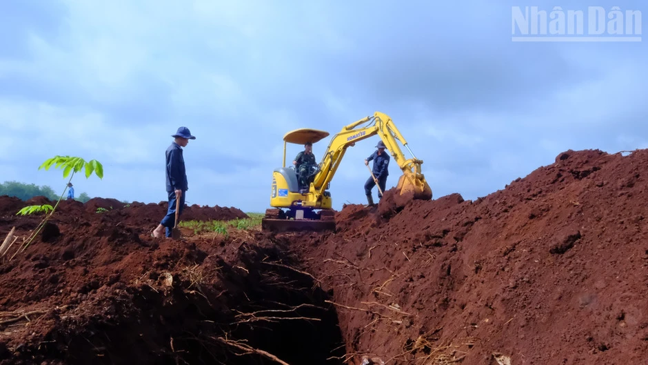 Khen thưởng tinh thần vượt khó trong công tác tìm kiếm hài cốt liệt sĩ của Đội K72 Khen thưởng tinh thần vượt khó trong công tác tìm kiếm hài cốt liệt sĩ của Đội K72