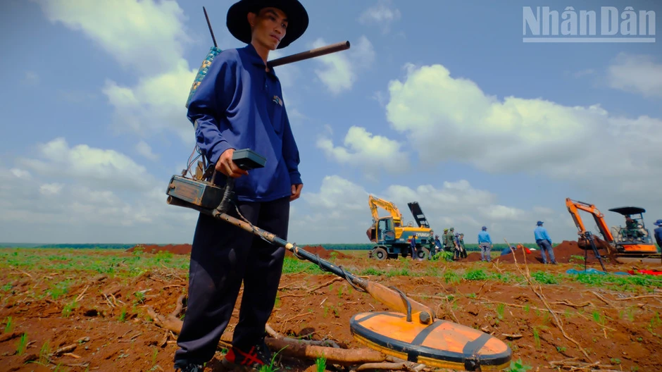 Khen thưởng tinh thần vượt khó trong công tác tìm kiếm hài cốt liệt sĩ của Đội K72 Khen thưởng tinh thần vượt khó trong công tác tìm kiếm hài cốt liệt sĩ của Đội K72