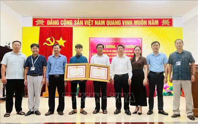 Khen thưởng trực tiếp cho hai cha con dũng cảm cứu người trên sông Gianh Khen thưởng trực tiếp cho hai cha con dũng cảm cứu người trên sông Gianh