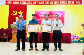 Khen thưởng trực tiếp cho hai cha con dũng cảm cứu người trên sông Gianh