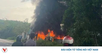 Kho vật liệu của nhà dân ở TP.HCM đổ sụp sau hỏa hoạn