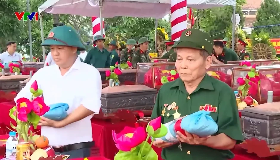 Khoảnh khắc đẹp tuần qua (1-7/6): Xúc động hành trình quy tập mộ liệt sĩ Khoảnh khắc đẹp tuần qua (1-7/6): Xúc động hành trình quy tập mộ liệt sĩ