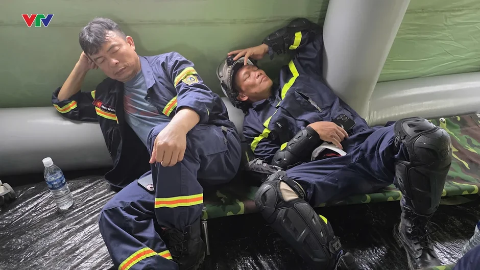 Khoảnh khắc nghỉ ngơi của Đội Cứu nạn, cứu hộ Việt Nam tại Venezuela