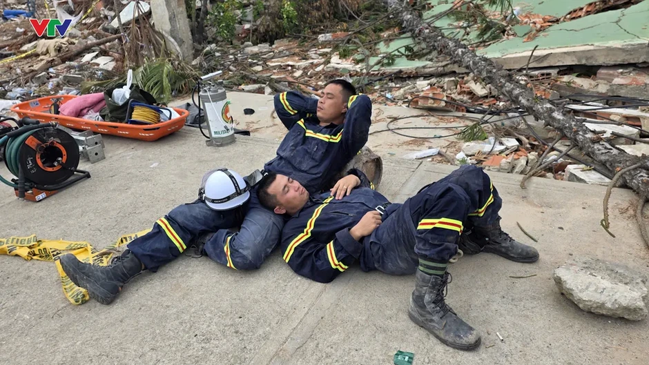 Khoảnh khắc nghỉ ngơi của Đội Cứu nạn, cứu hộ Việt Nam tại Venezuela