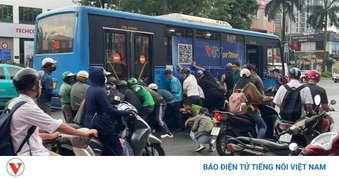 Khoảnh khắc người dân nâng xe buýt giải cứu người phụ nữ gặp nạn ở Hà Nội