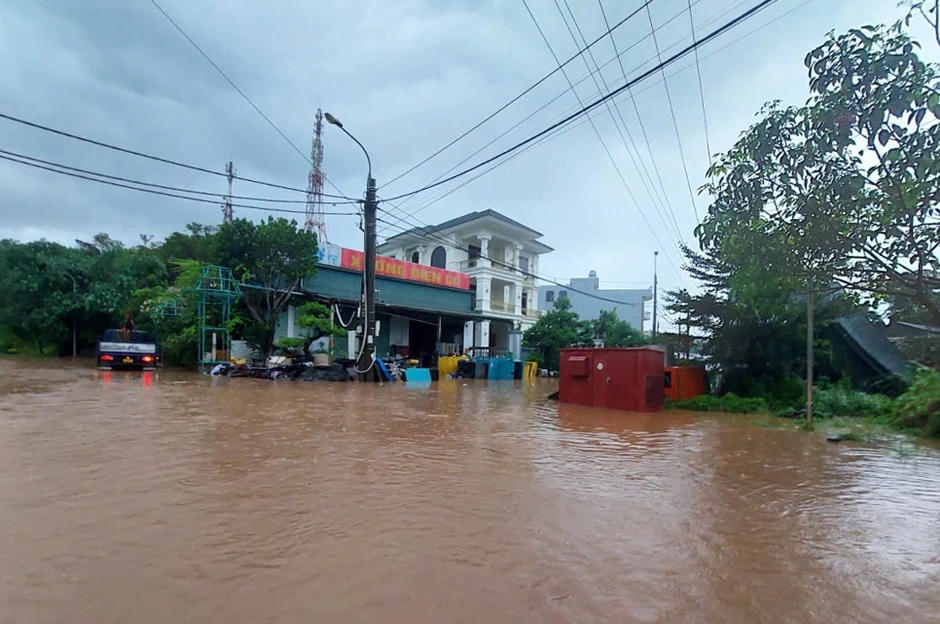 Khoảnh khắc nước sông dâng cao cuồn cuộn, tràn vào nhà dân ở Quảng Ninh