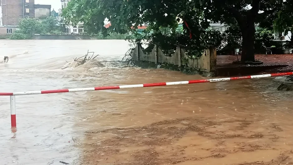 Khoảnh khắc nước sông dâng cao cuồn cuộn, tràn vào nhà dân ở Quảng Ninh