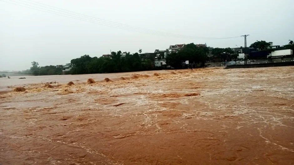 Khoảnh khắc nước sông dâng cao cuồn cuộn, tràn vào nhà dân ở Quảng Ninh