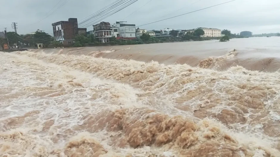 Khoảnh khắc nước sông dâng cao cuồn cuộn, tràn vào nhà dân ở Quảng Ninh