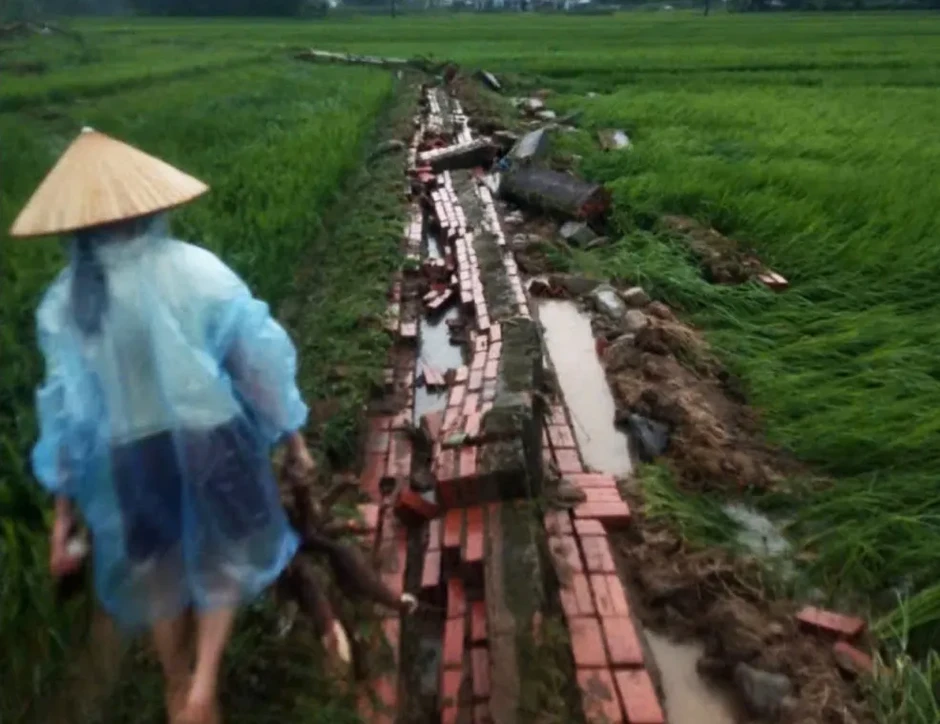 Khoảnh khắc nước sông dâng cao cuồn cuộn, tràn vào nhà dân ở Quảng Ninh