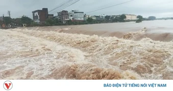 Khoảnh khắc nước sông dâng cao cuồn cuộn, tràn vào nhà dân ở Quảng Ninh