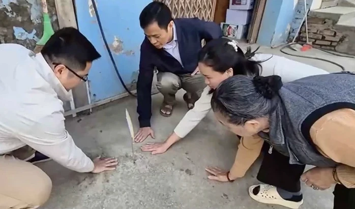Khoảnh vỉa hè ở Hà Nội nóng bất thường trên 40 độ C Khoảnh vỉa hè ở Hà Nội nóng bất thường trên 40 độ C