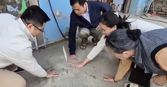 Khoảnh vỉa hè ở Hà Nội nóng bất thường trên 40 độ C