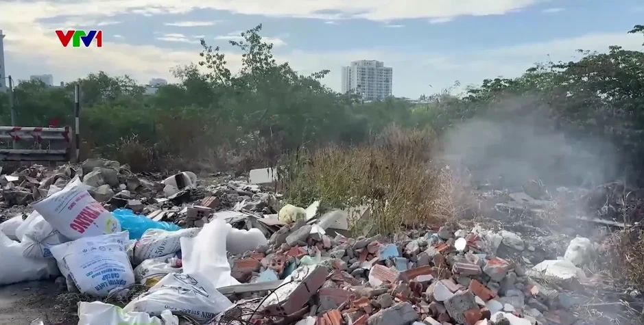 Khói bụi bao trùm đô thị từ các điểm đốt rác tự phát tại Khánh Hòa Khói bụi bao trùm đô thị từ các điểm đốt rác tự phát tại Khánh Hòa