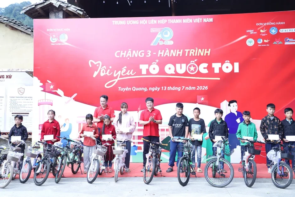 Khởi động chặng 3 hành trình “Tôi yêu Tổ quốc tôi” tại Lũng Cú Khởi động chặng 3 hành trình “Tôi yêu Tổ quốc tôi” tại Lũng Cú