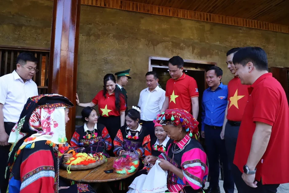 Khởi động chặng 3 hành trình “Tôi yêu Tổ quốc tôi” tại Lũng Cú Khởi động chặng 3 hành trình “Tôi yêu Tổ quốc tôi” tại Lũng Cú