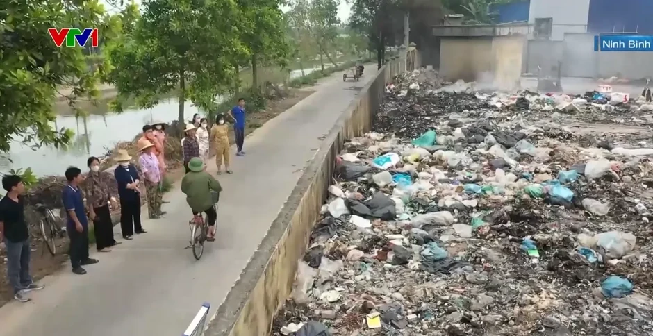 Khói mù, mùi khét từ bãi rác bủa vây khu dân cư ở Ninh Bình