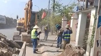 Khơi thông rãnh thoát nước Quốc lộ 1, hạn chế ngập úng, bảo vệ kết cấu đường