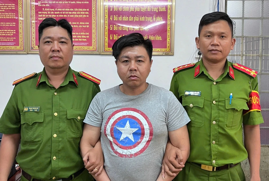 Khởi tố, bắt tạm giam Bùi Quang Hiếu - người đàn ông đập phá đồ của nữ hành khách trước nhà ga T3 Khởi tố, bắt tạm giam Bùi Quang Hiếu - người đàn ông đập phá đồ của nữ hành khách trước nhà ga T3