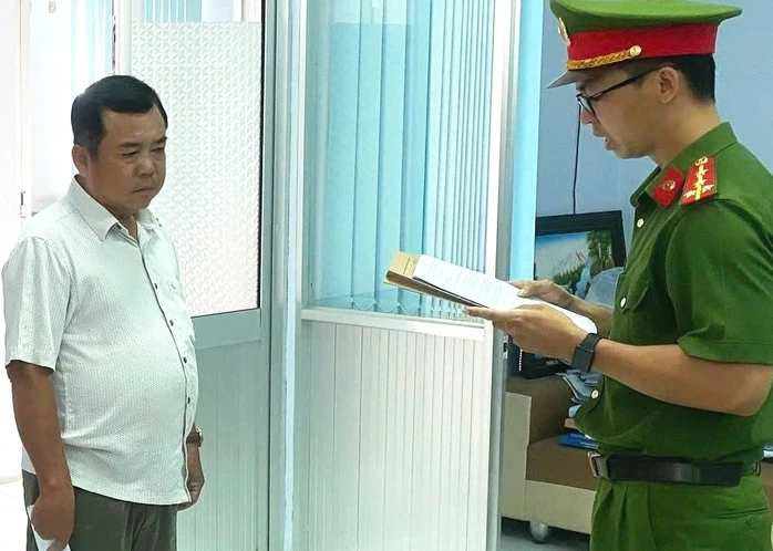 Khởi tố một cựu hiệu trưởng cùng 2 thuộc cấp Khởi tố một cựu hiệu trưởng cùng 2 thuộc cấp