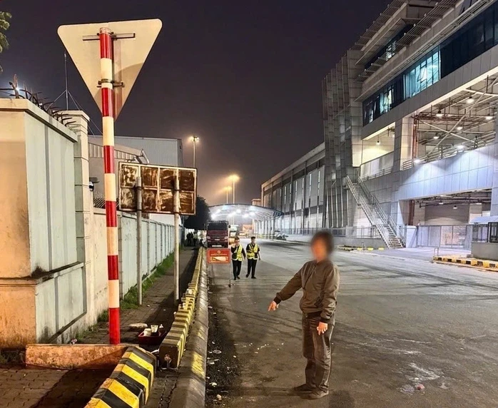 Khởi tố người bán hàng rong gây rối tại khu vực sân bay Nội Bài Khởi tố người bán hàng rong gây rối tại khu vực sân bay Nội Bài