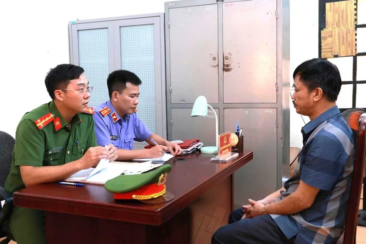 Khởi tố người đàn ông mua heo bị dịch tả về mổ đem ra chợ bán Khởi tố người đàn ông mua heo bị dịch tả về mổ đem ra chợ bán