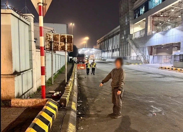 Khởi tố người phụ nữ cố tình bán hàng rong, gây rối trong sân bay Nội Bài Khởi tố người phụ nữ cố tình bán hàng rong, gây rối trong sân bay Nội Bài