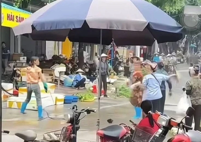 Khởi tố người phụ nữ dùng vòi rửa xe cao áp xịt chảy máu mắt bà bán rau Khởi tố người phụ nữ dùng vòi rửa xe cao áp xịt chảy máu mắt bà bán rau