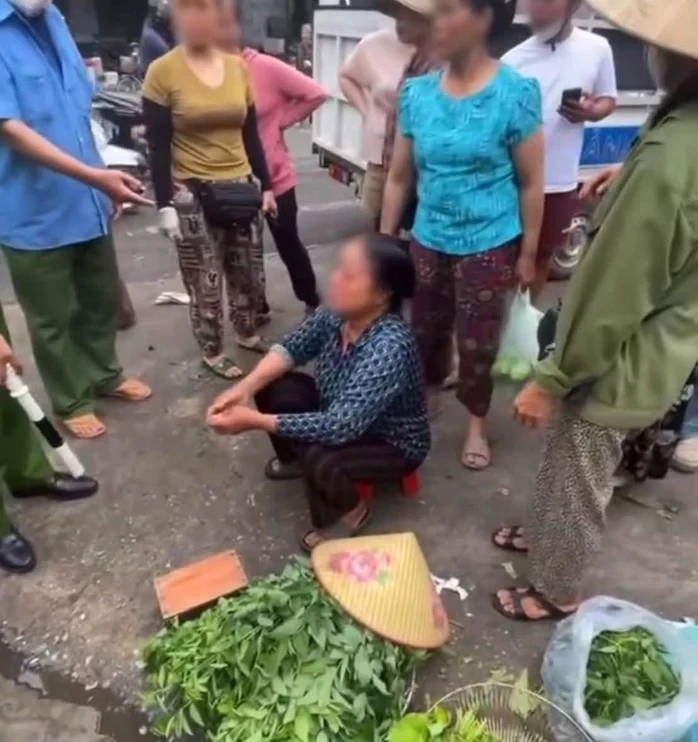 Khởi tố người phụ nữ dùng vòi rửa xe cao áp xịt chảy máu mắt bà bán rau Khởi tố người phụ nữ dùng vòi rửa xe cao áp xịt chảy máu mắt bà bán rau